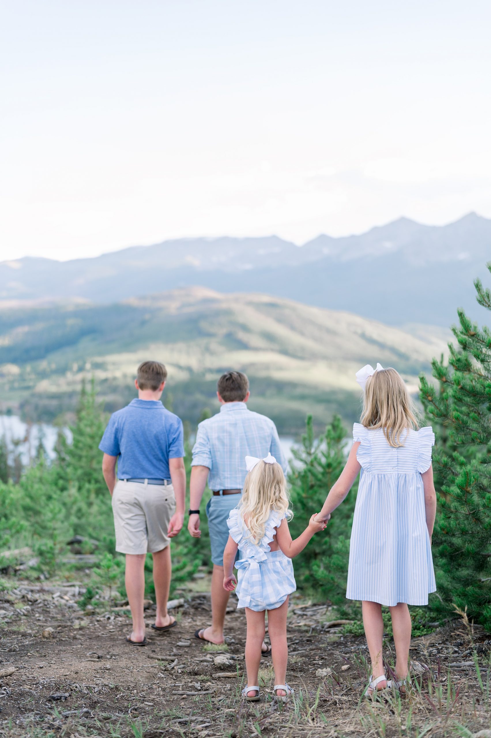 Adorable family of 6 gets picturesque family portraits done, while on vacation, at an overlook at Lake Dillon Colorado.